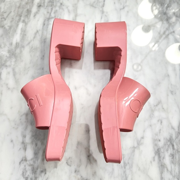 Authentic GUCCI
Pink Rubber Slide Heeled Sandals bloggers favorite - Picture 5 of 16